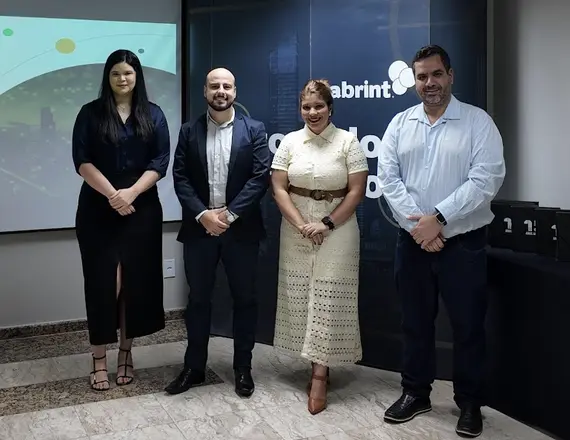 Organizadores diante do painel da Abrint