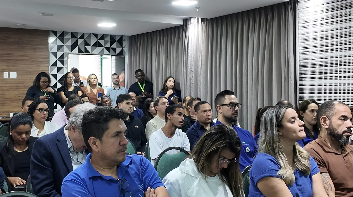 Plateia atenta durante apresentação