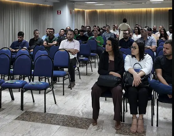 Auditório com participantes